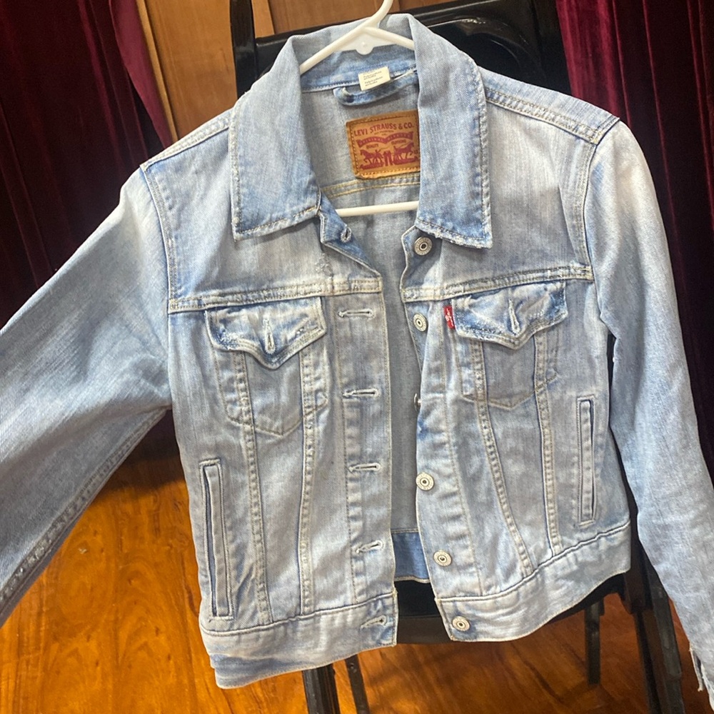 Levi’s Light-wash denim jacket! Size Small, Good condition